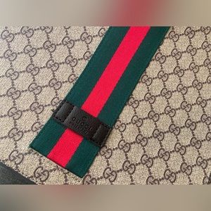 Selling my Gucci shoulder bag, Brand new condition.